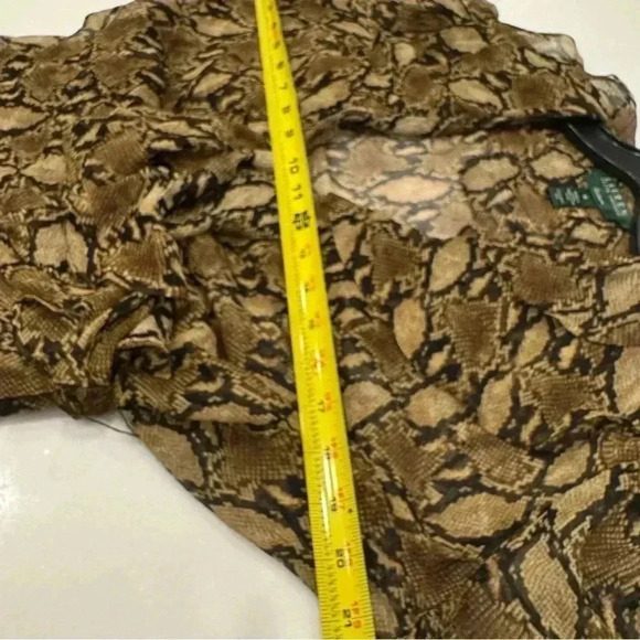 Lauren Ralph Lauren animal print SILK wrap blouse ruffles sizwme medium - Picture 5 of 6